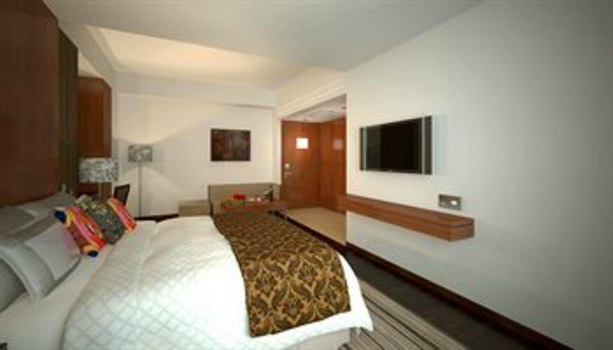 Lemon Tree Hotel, Дехрадун Екстериор снимка