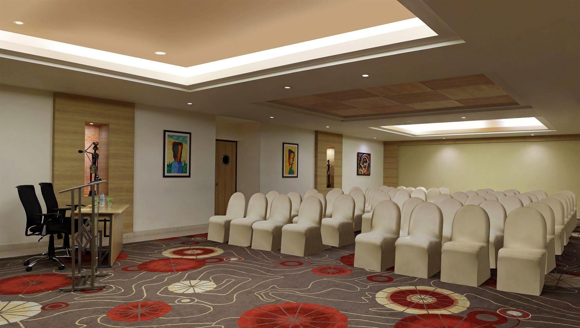 Lemon Tree Hotel, Дехрадун Екстериор снимка