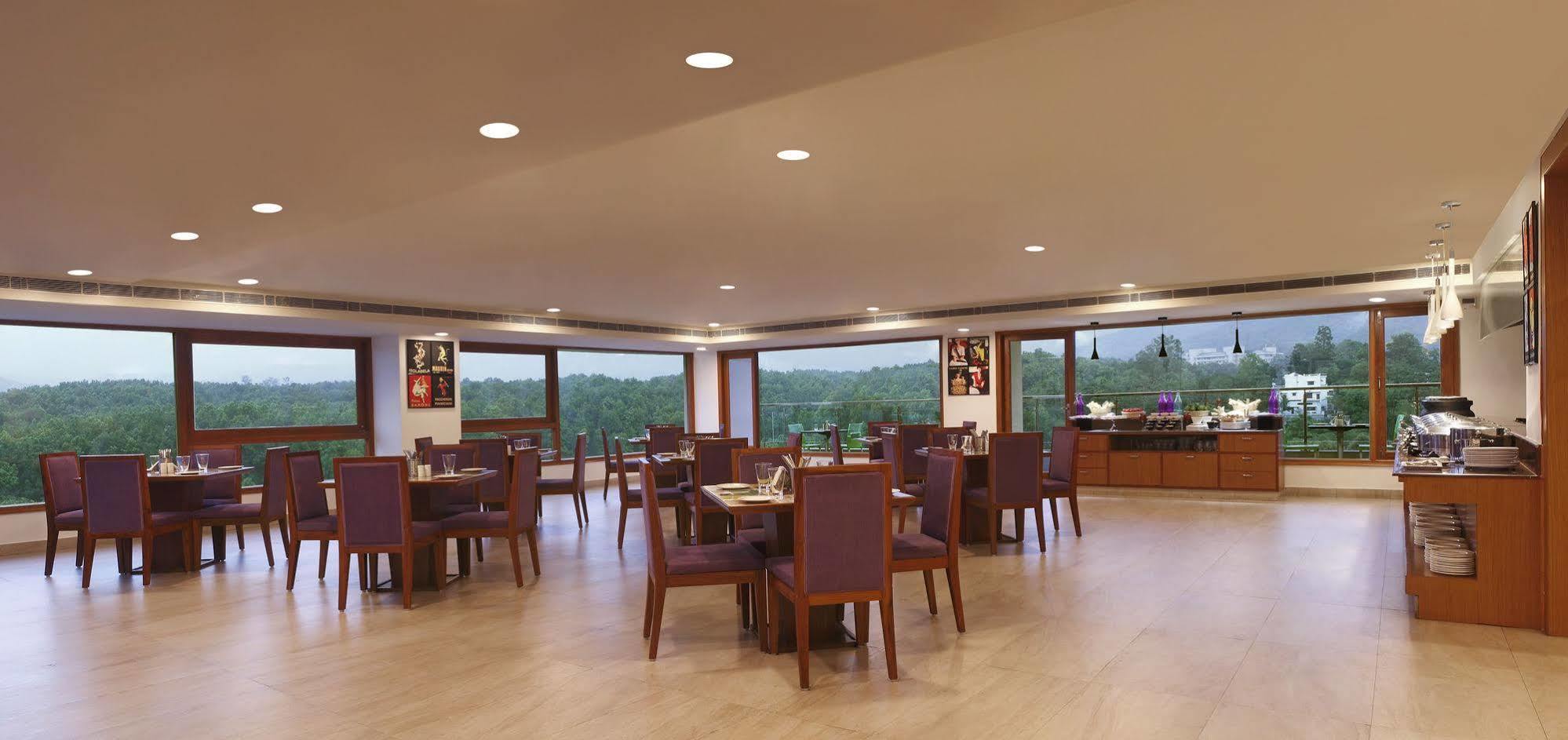 Lemon Tree Hotel, Дехрадун Екстериор снимка