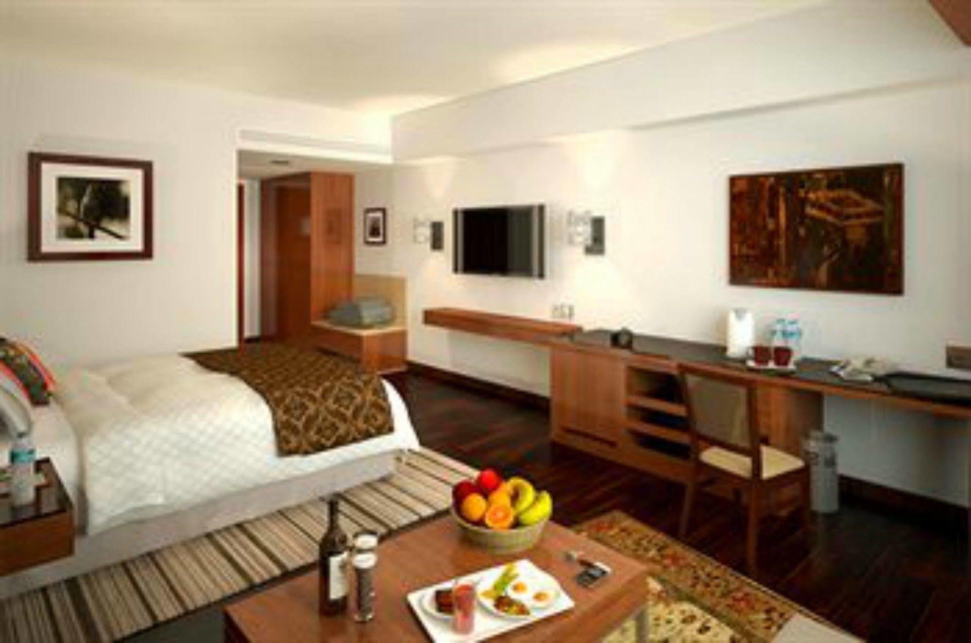 Lemon Tree Hotel, Дехрадун Екстериор снимка