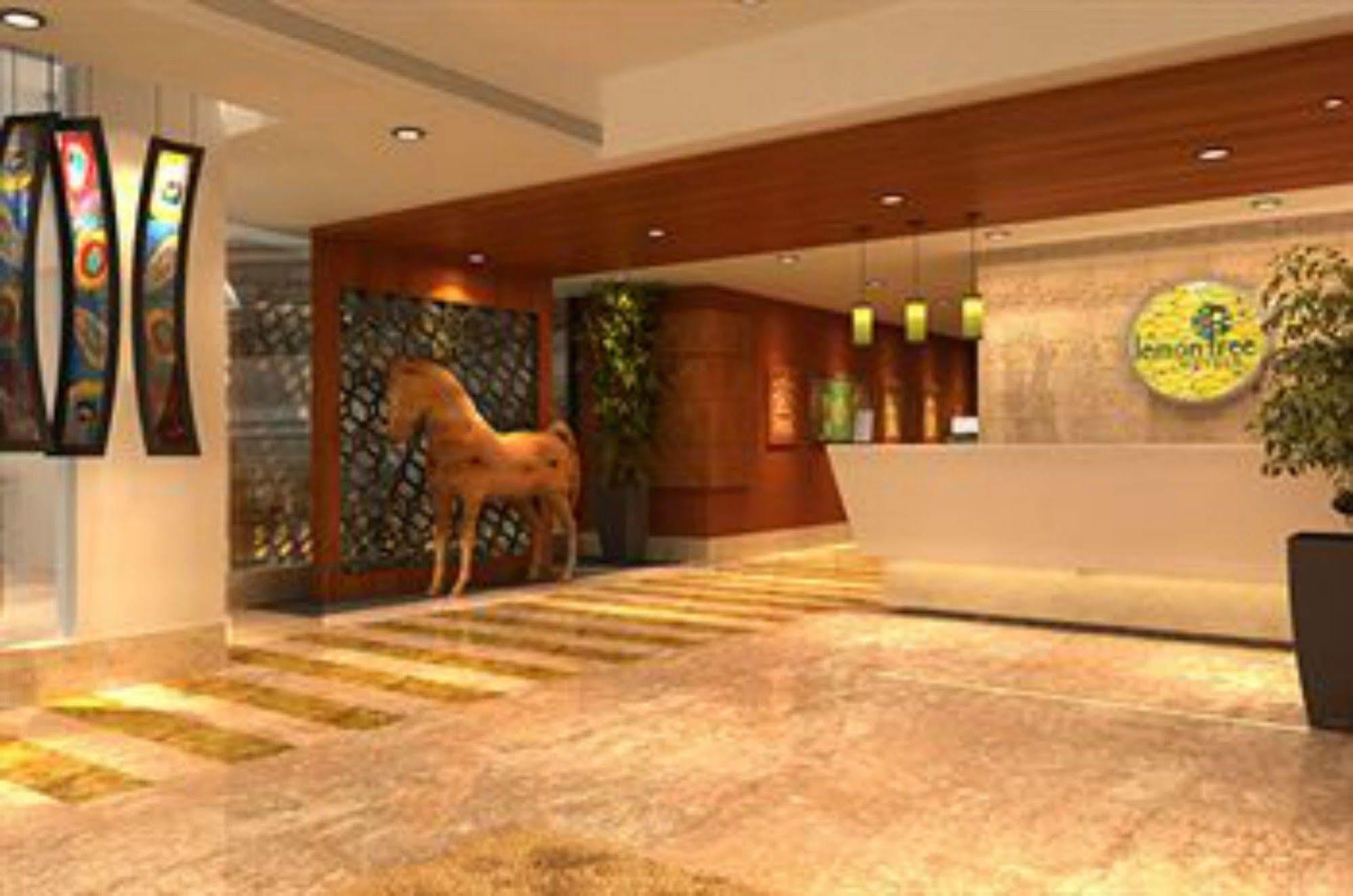 Lemon Tree Hotel, Дехрадун Екстериор снимка