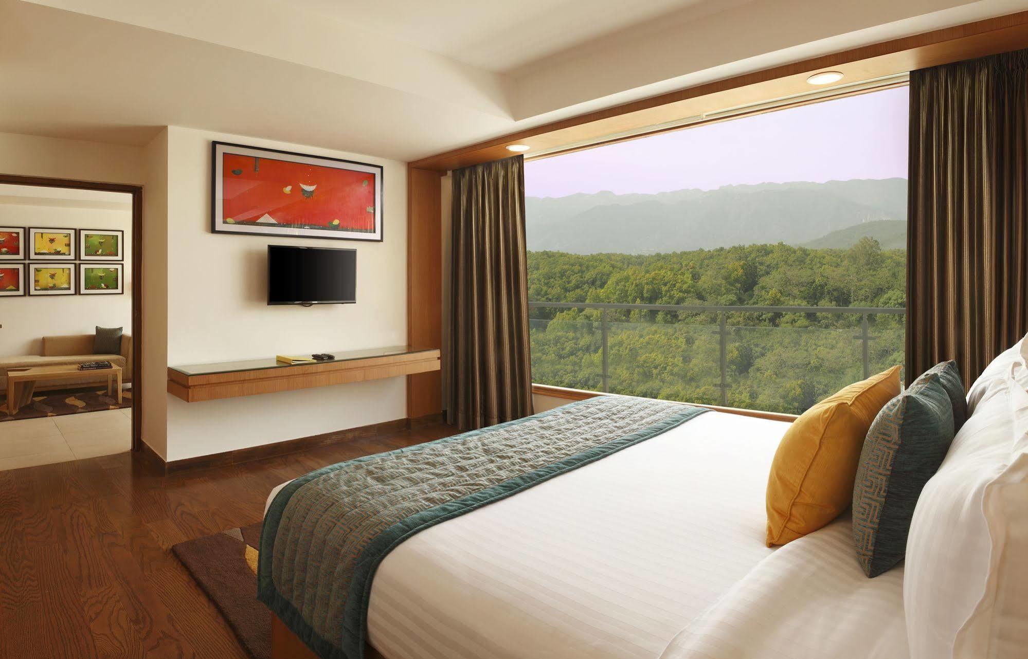 Lemon Tree Hotel, Дехрадун Екстериор снимка