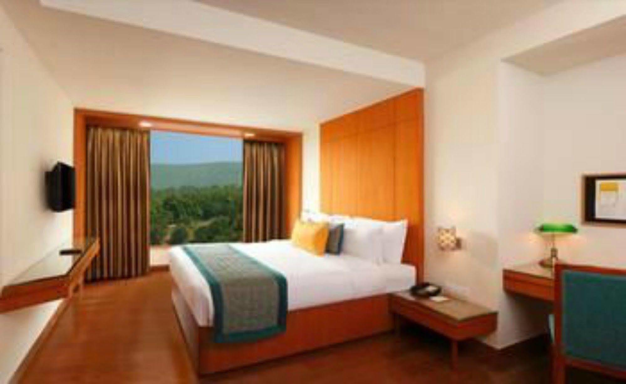 Lemon Tree Hotel, Дехрадун Екстериор снимка