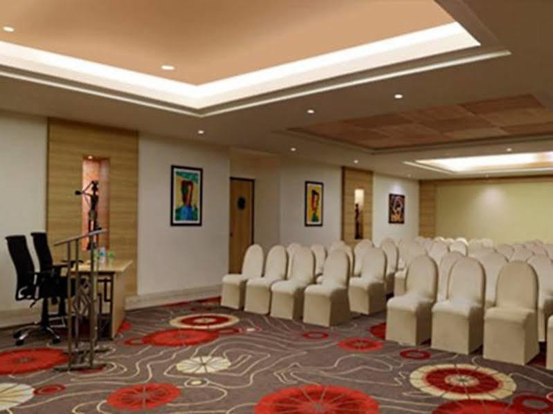 Lemon Tree Hotel, Дехрадун Екстериор снимка