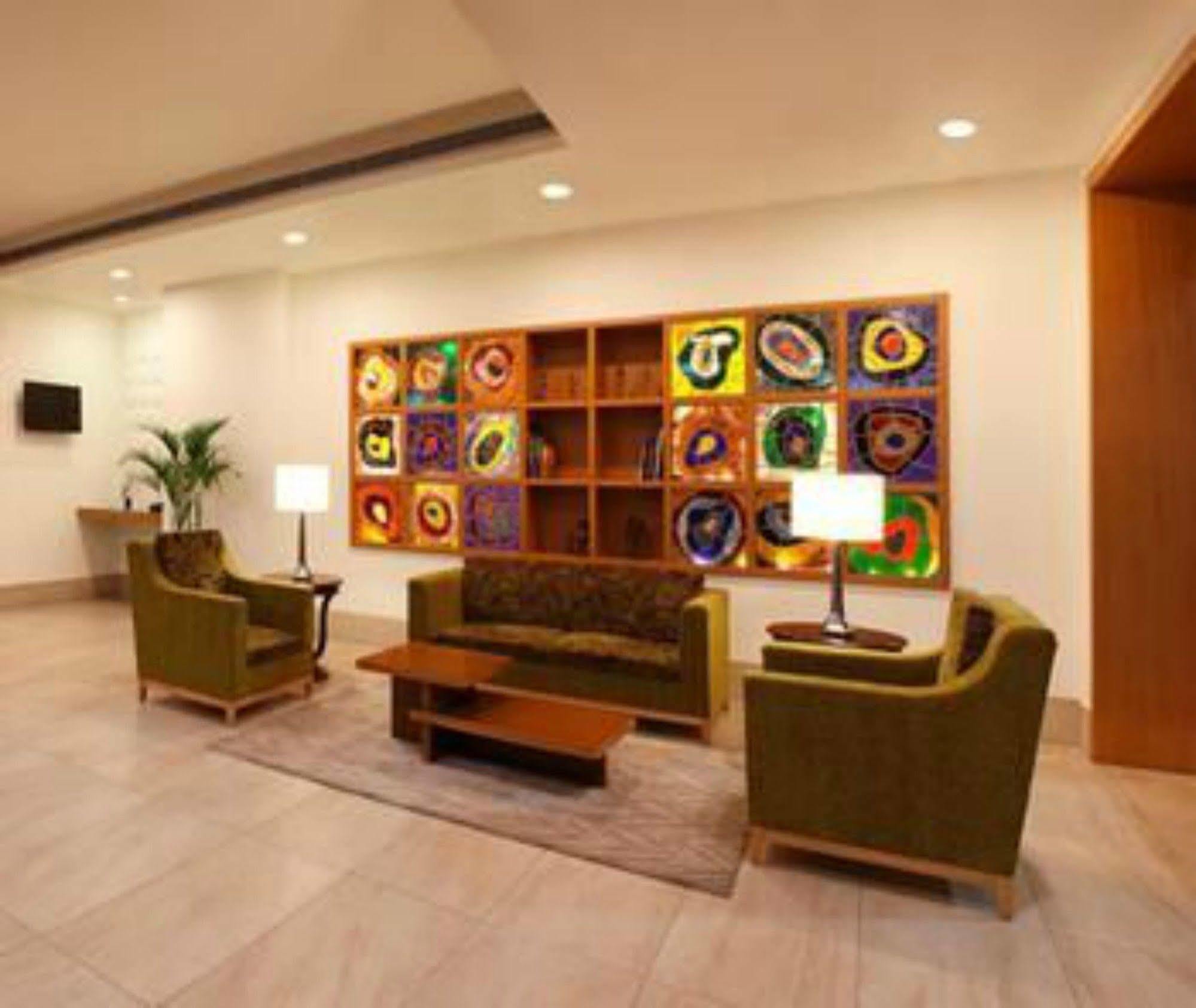Lemon Tree Hotel, Дехрадун Екстериор снимка