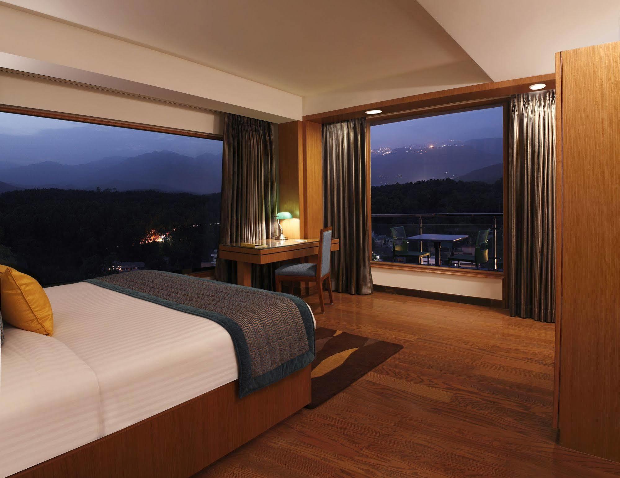 Lemon Tree Hotel, Дехрадун Екстериор снимка