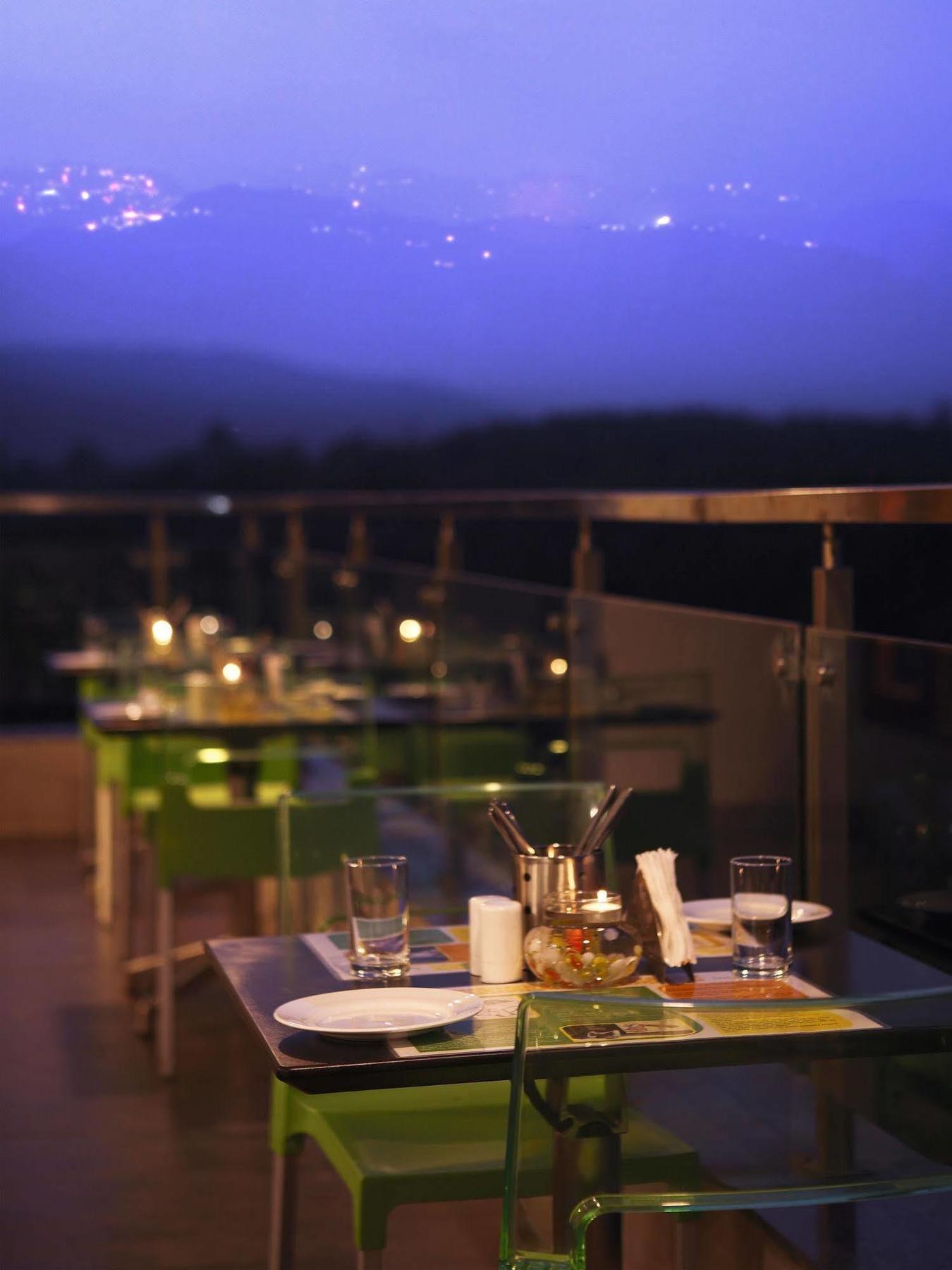 Lemon Tree Hotel, Дехрадун Екстериор снимка
