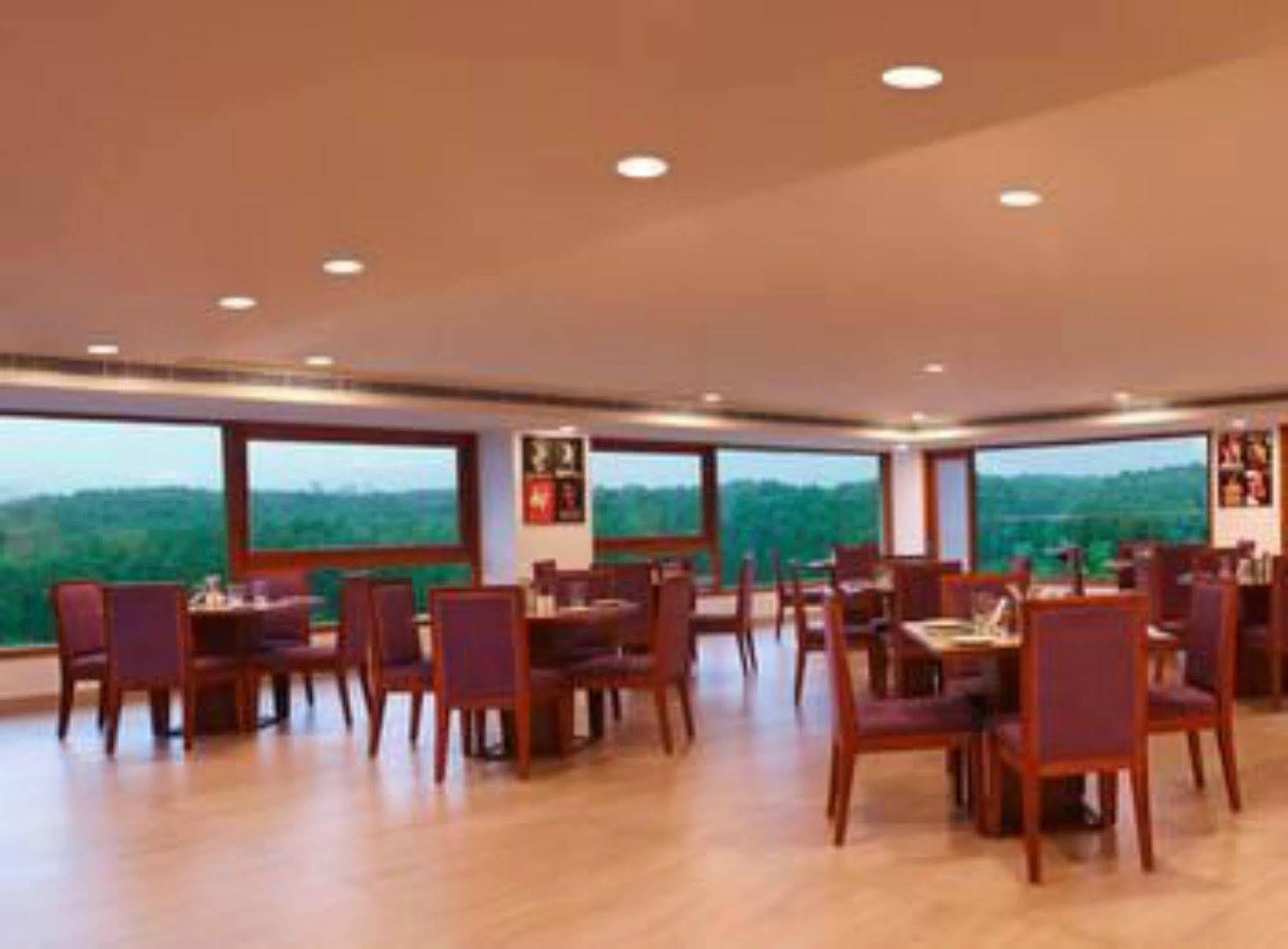 Lemon Tree Hotel, Дехрадун Екстериор снимка
