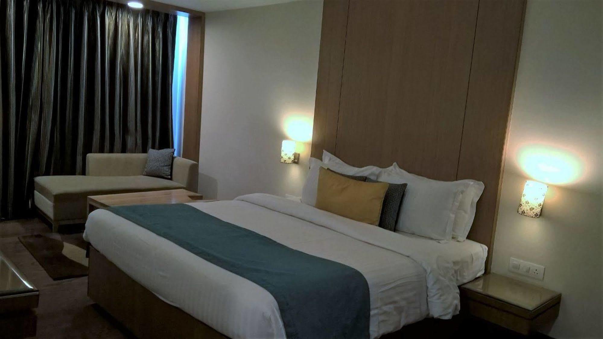 Lemon Tree Hotel, Дехрадун Екстериор снимка