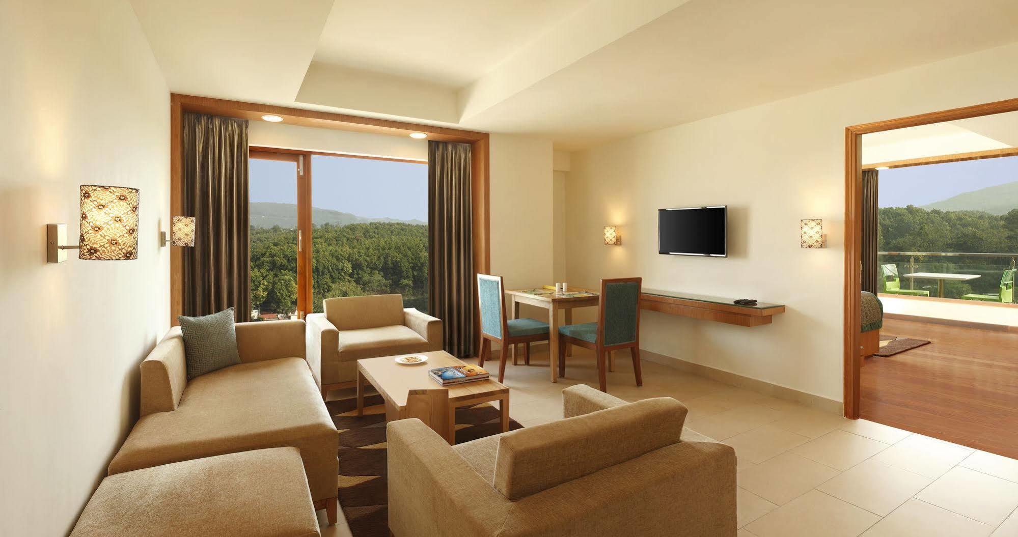 Lemon Tree Hotel, Дехрадун Екстериор снимка